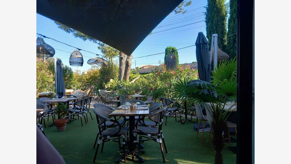 AV restaurant, terrasse et parking aux Angles