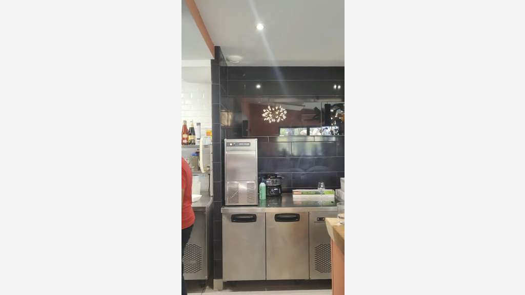 AV restaurant, terrasse et parking aux Angles