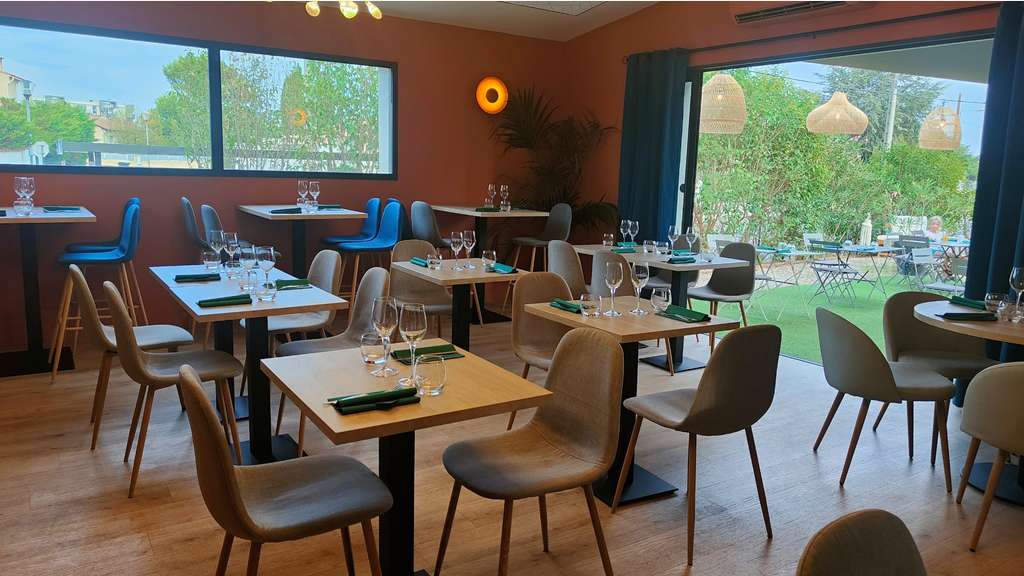 AV restaurant, terrasse et parking aux Angles