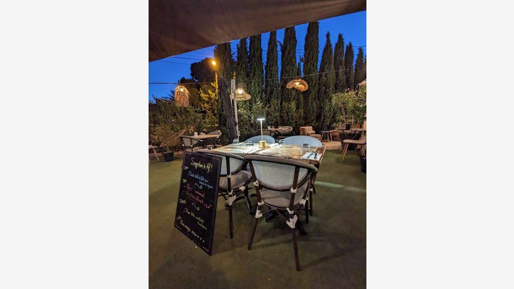 AV restaurant, terrasse et parking aux Angles