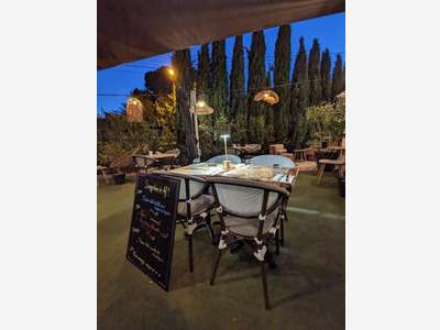 AV restaurant, terrasse et parking aux Angles