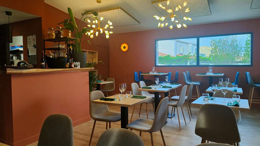 AV restaurant, terrasse et parking aux Angles