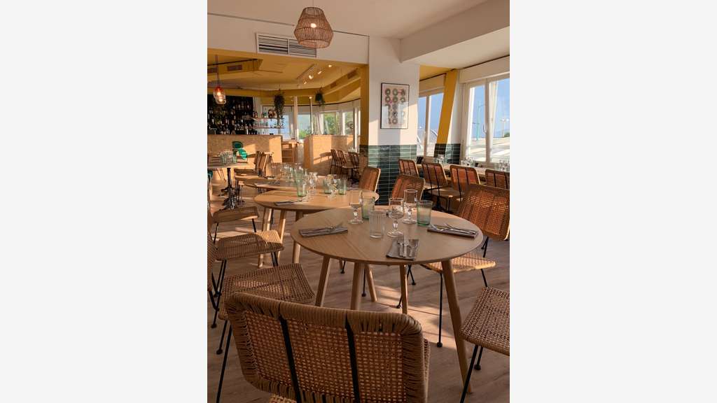 Restaurant face mer avec grand logement.