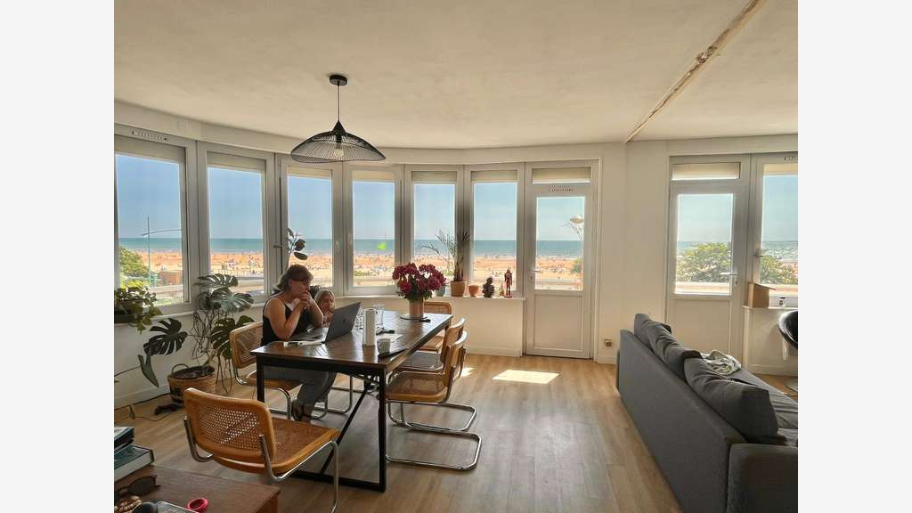 Restaurant face mer avec grand logement.
