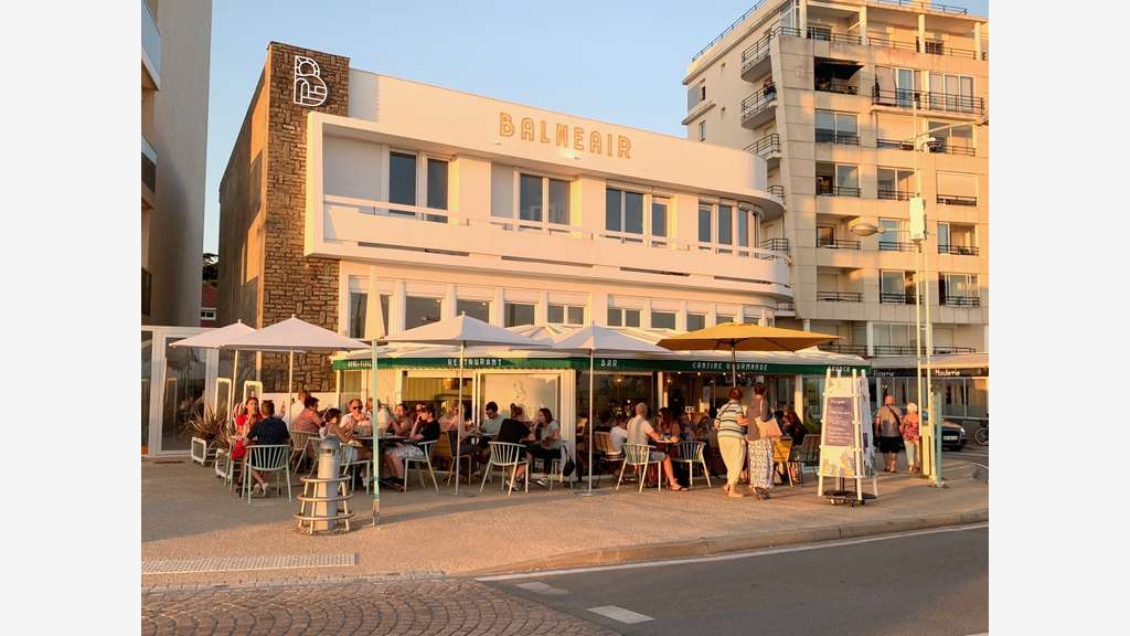 Restaurant face mer avec grand logement.
