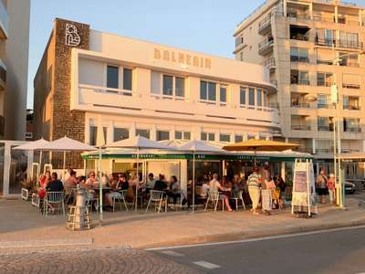 Restaurant face mer avec grand logement.