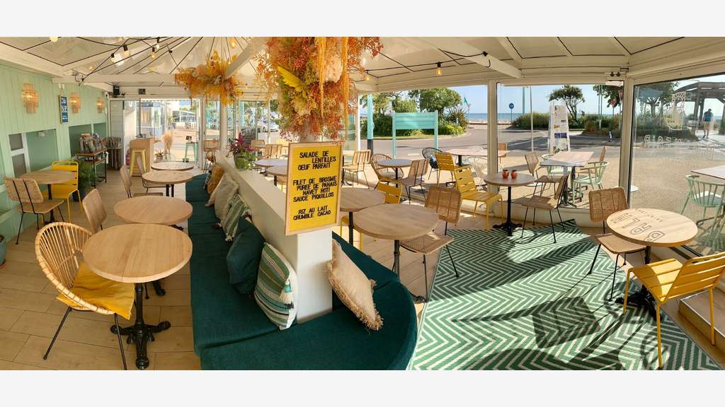 Restaurant face mer avec grand logement.