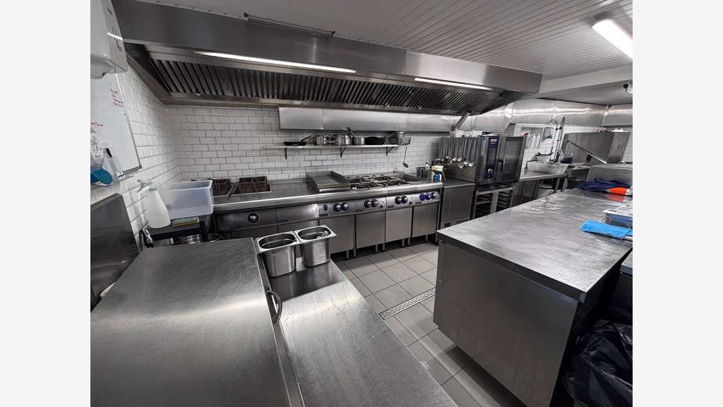 Restaurant face mer avec grand logement.