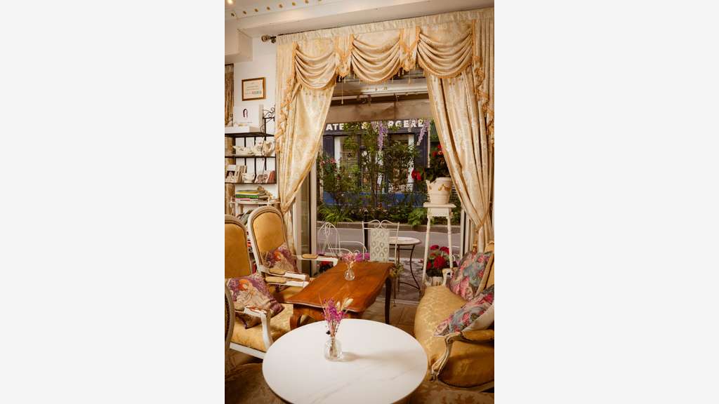 Salon de thé avec petit terrasse à Paris 75009