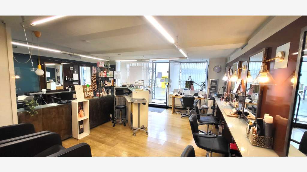 Vente salon de coiffure mixte à Nîmes empl n°1