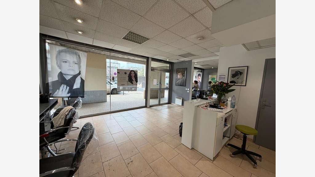 AV salon de coiffure excellente visibilité Noisiel