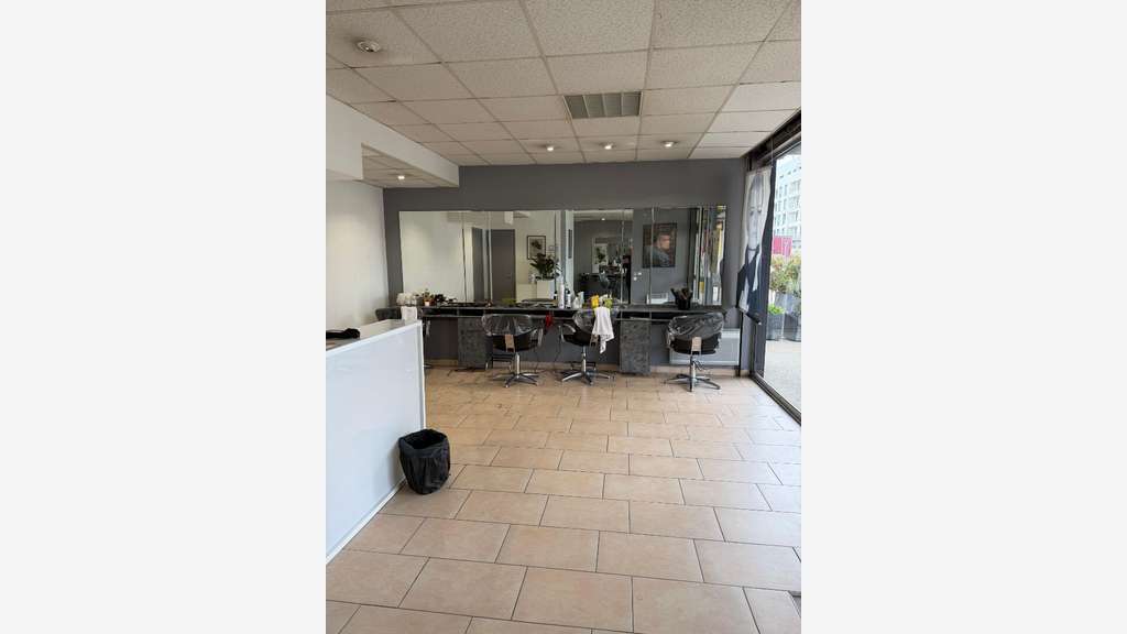 AV salon de coiffure excellente visibilité Noisiel