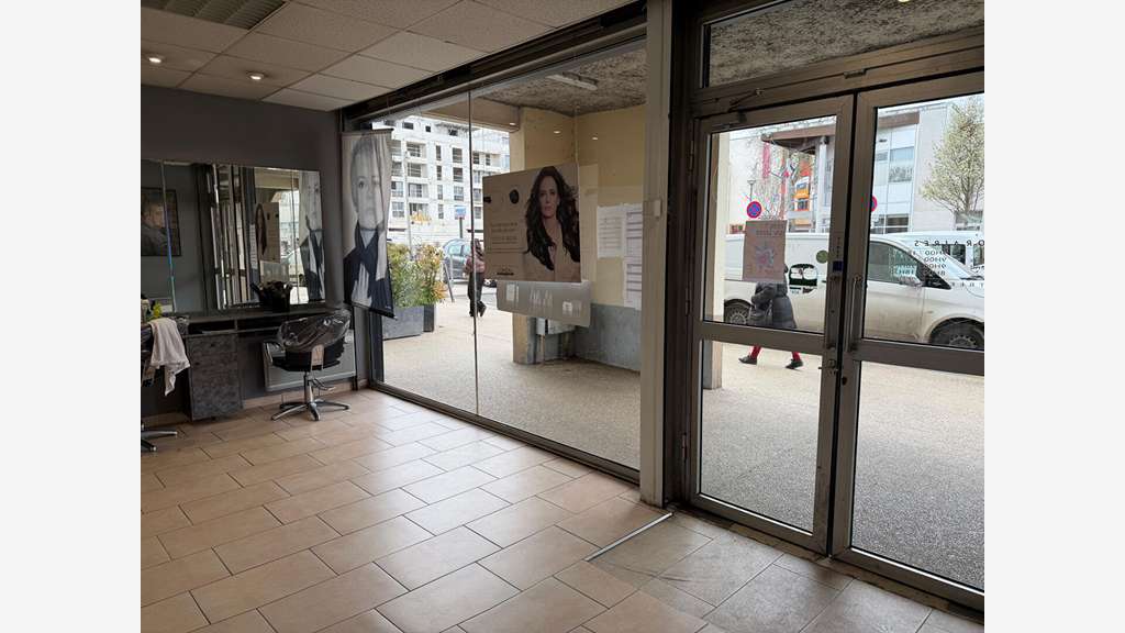 AV salon de coiffure excellente visibilité Noisiel