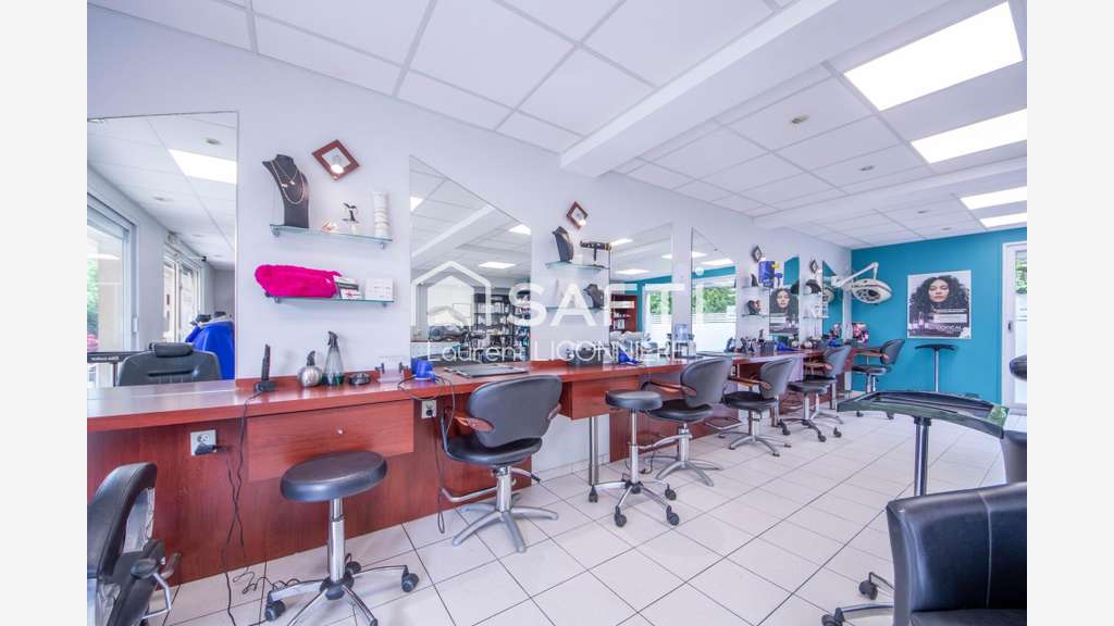 Vente salon de coiffure 67m² à Villecresnes centre