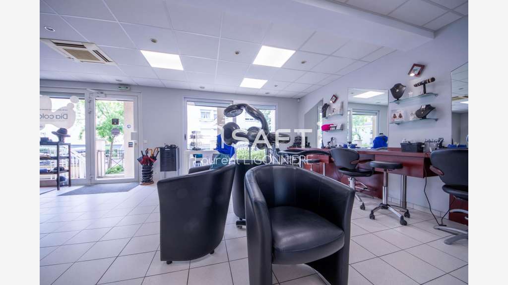 Vente salon de coiffure 67m² à Villecresnes centre
