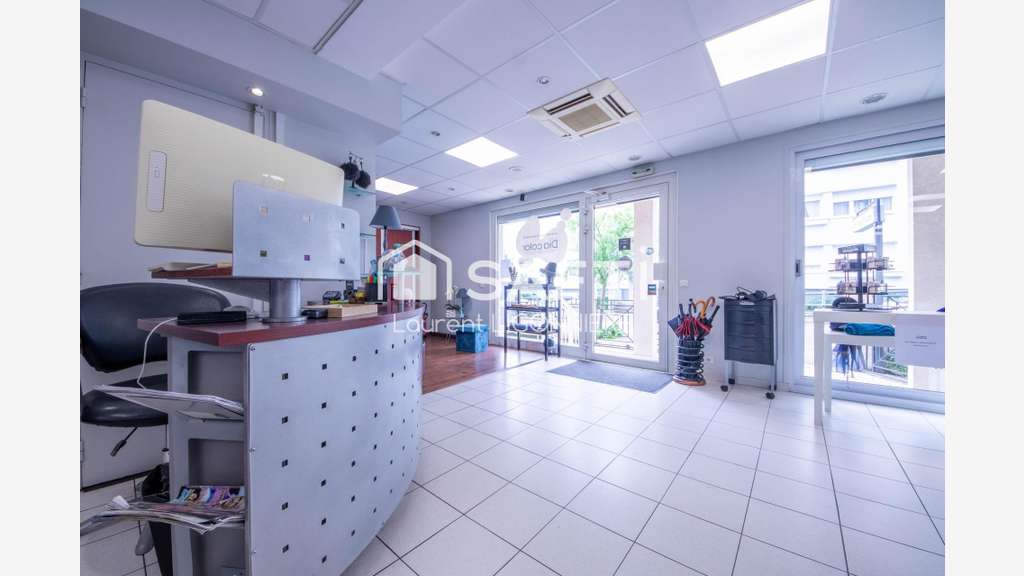 Vente salon de coiffure 67m² à Villecresnes centre