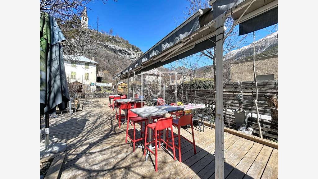 AV restaurant bar pizzeria à Jausiers (04850)