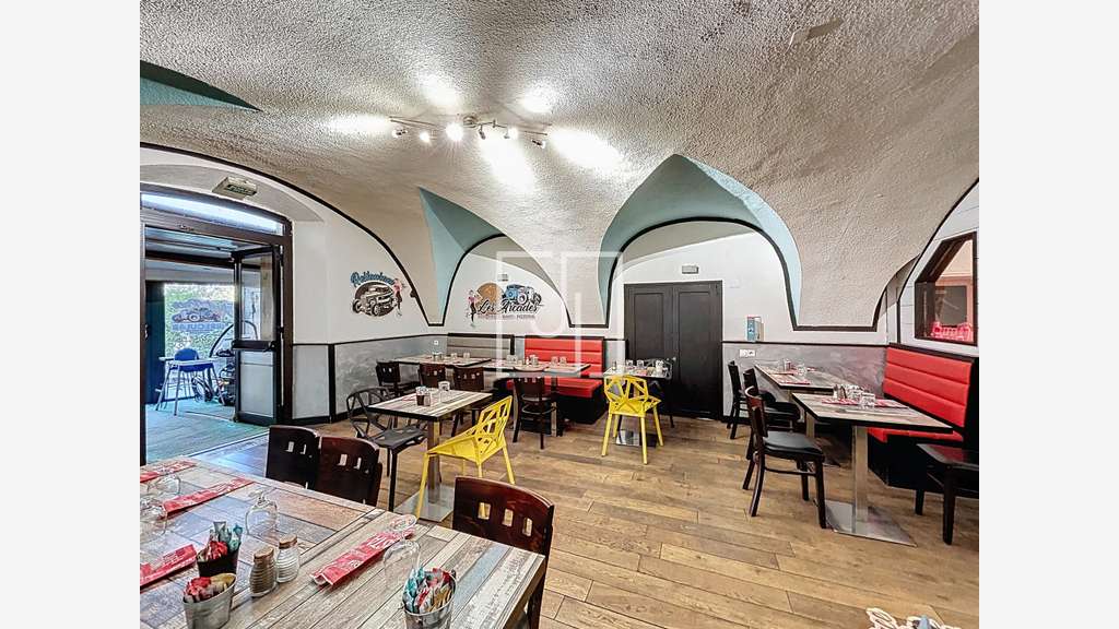 AV restaurant bar pizzeria à Jausiers (04850)
