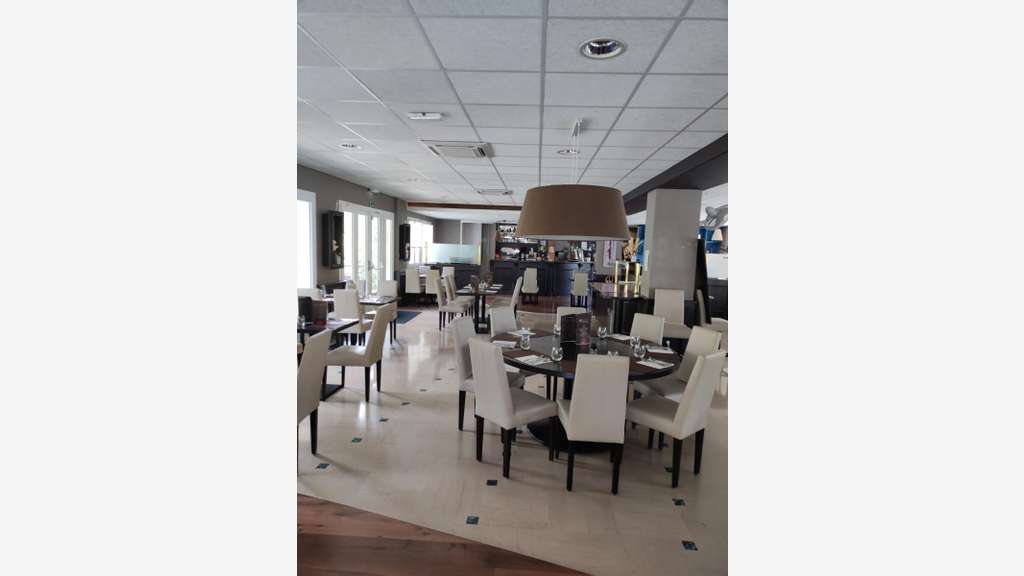 Vente hôtel restaurant en centre bourg de Lusignan