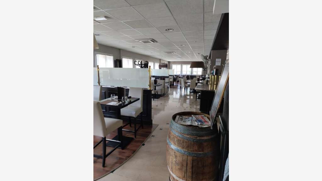 Vente hôtel restaurant en centre bourg de Lusignan