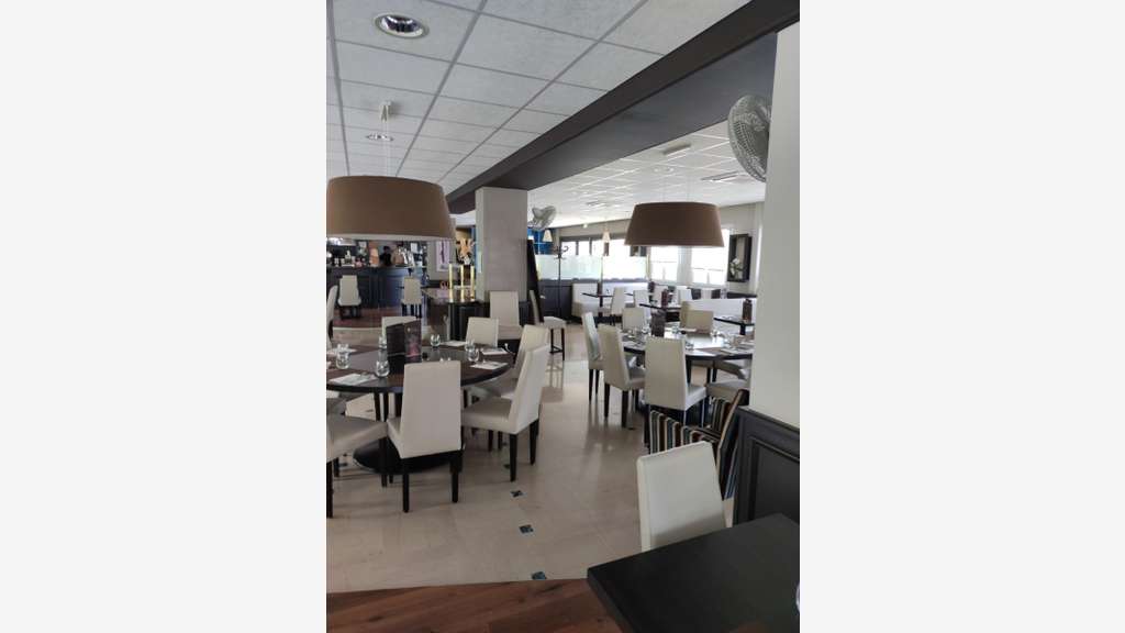 Vente hôtel restaurant en centre bourg de Lusignan