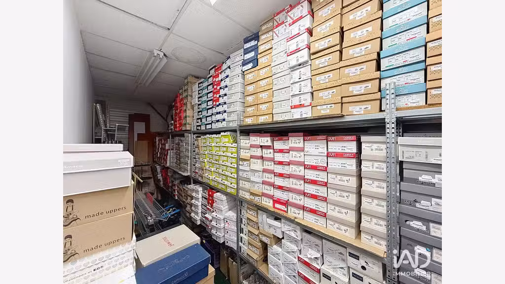 AV FDC chaussures & maroquinerie à Nazelles-Négron