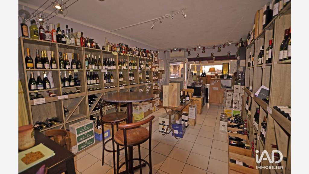 Vente cave à vins idéalement située à Opio