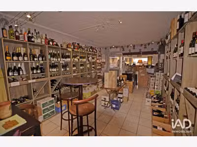 Vente cave à vins idéalement située à Opio