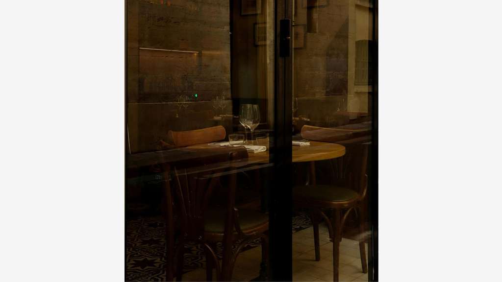 Bar à vin cave à manger à vendre en quartier animé