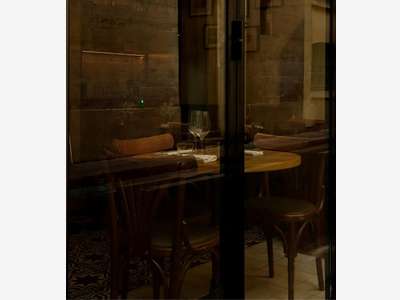 Bar à vin cave à manger à vendre en quartier animé