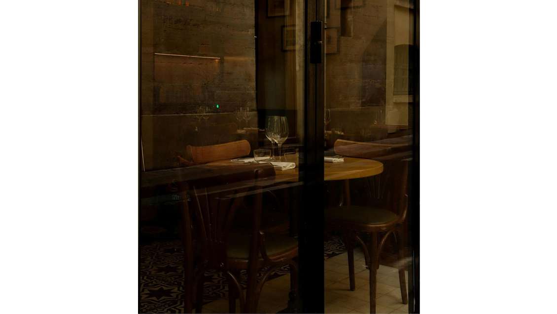 Bar à vin cave à manger à vendre en quartier animé