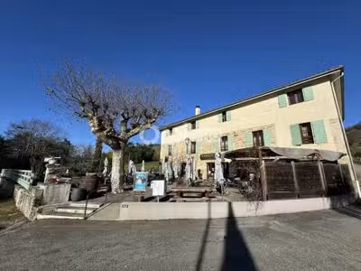 Auberge avec gîtes à vendre dans le 38