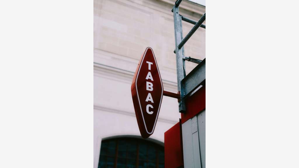 AV bar Tabac FDJ entre Halles centrales et plage