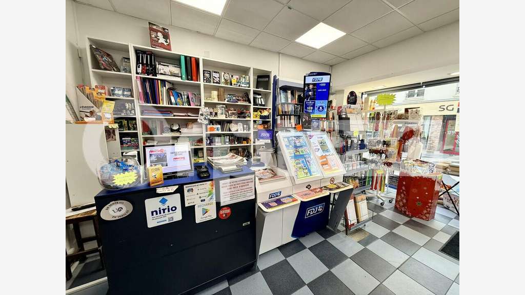 A vendre FDC presse librairie jeux à Montvilliers
