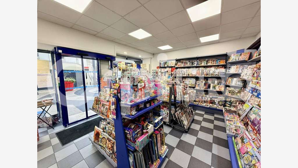 A vendre FDC presse librairie jeux à Montvilliers