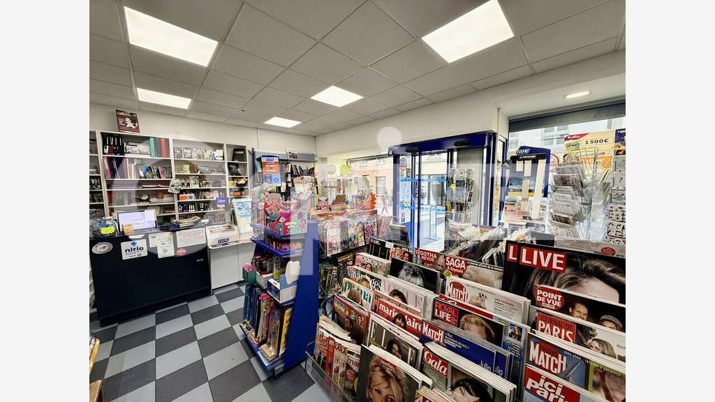 A vendre FDC presse librairie jeux à Montvilliers