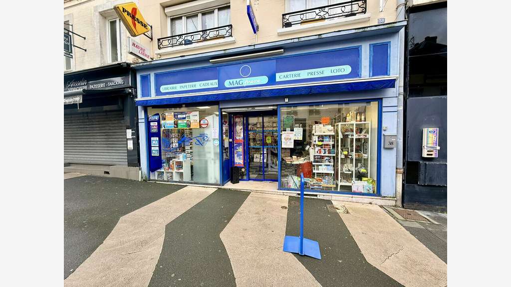 A vendre FDC presse librairie jeux à Montvilliers
