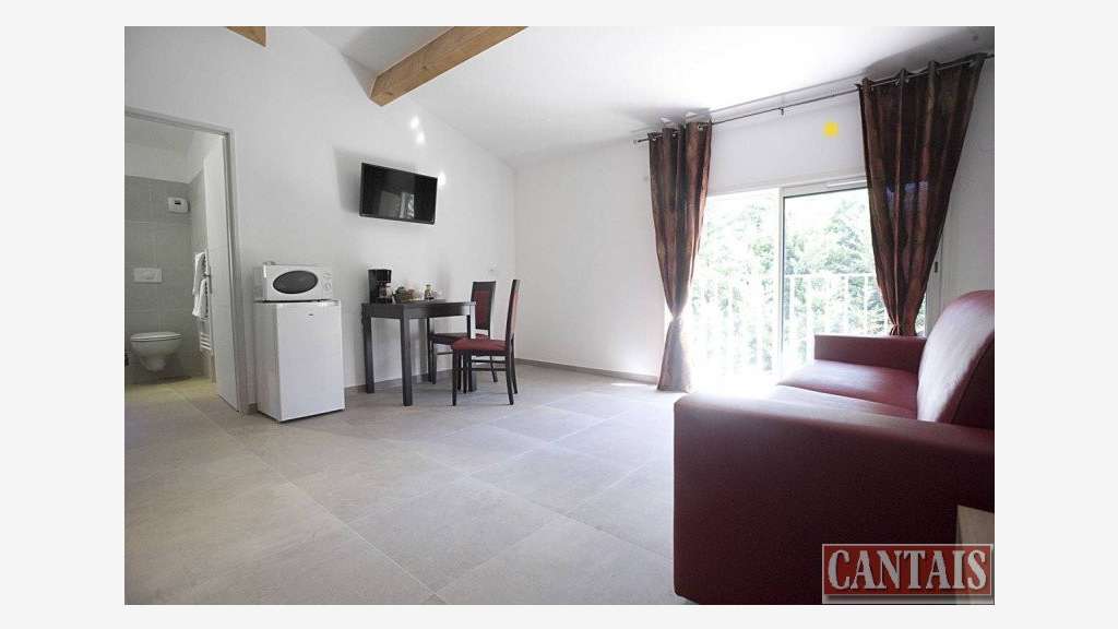 Vente hôtel bureau entre mer et arriere-pays 83