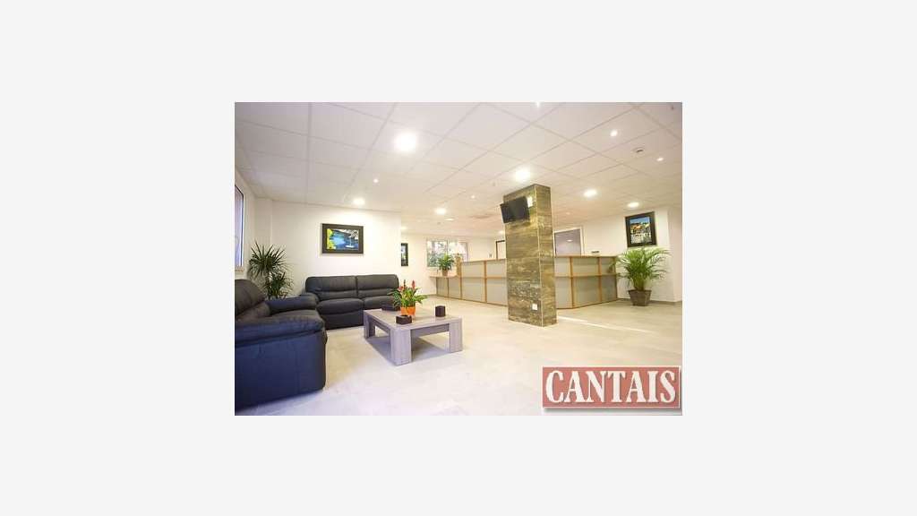 Vente hôtel bureau entre mer et arriere-pays 83