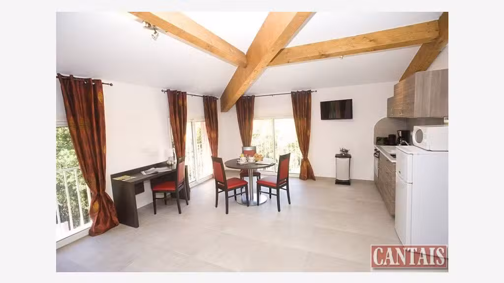 Vente hôtel bureau entre mer et arriere-pays 83