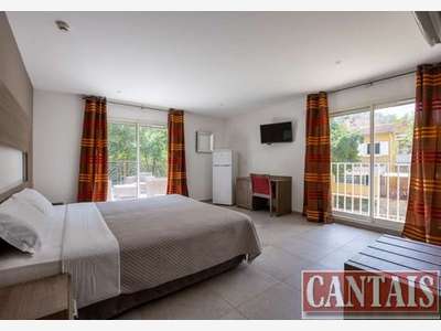 Vente hôtel bureau entre mer et arriere-pays 83