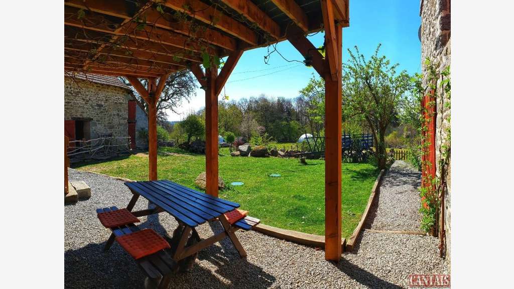 Cède corps de ferme rénové 5000m² près Montluçon