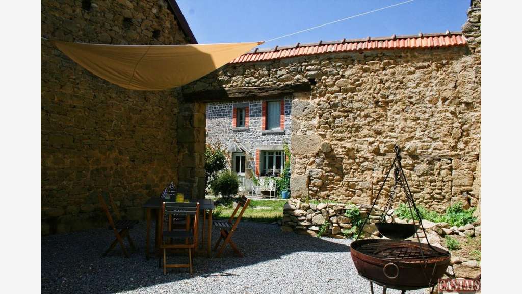 Cède corps de ferme rénové 5000m² près Montluçon