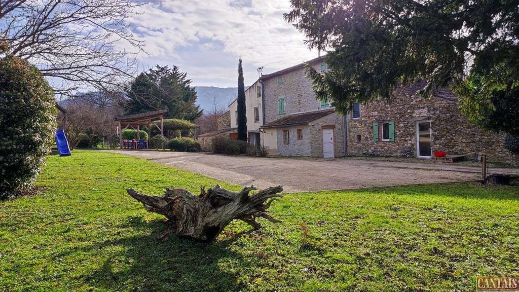 Vente gîte domaine 11 ha axe Valence Avignon