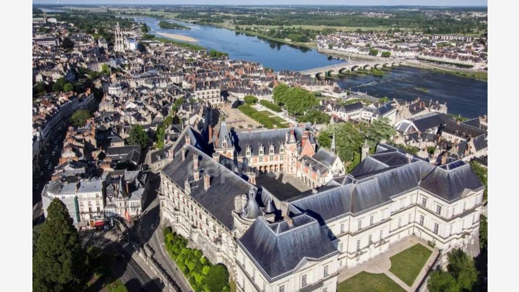 Hôtel restaurant 2 ** à vendre en centre Blois 41