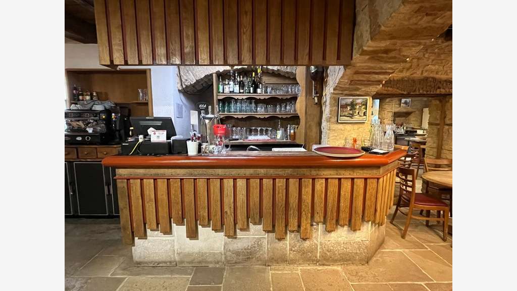 Hôtel restaurant à vendre à Cormatin empl central