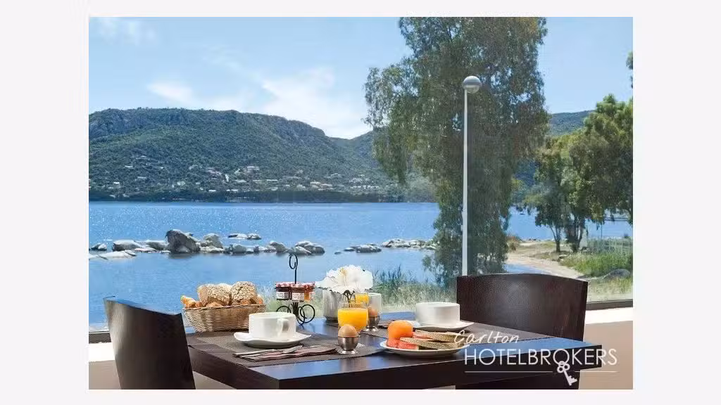 Vente hôtel *** de 40 chambres face à la mer Corse
