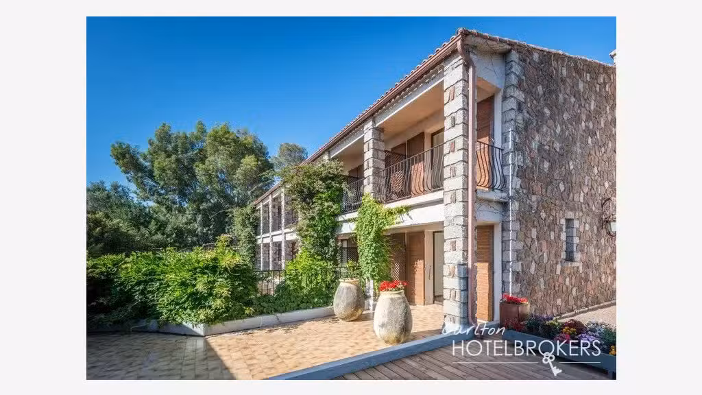 Vente hôtel *** de 40 chambres face à la mer Corse