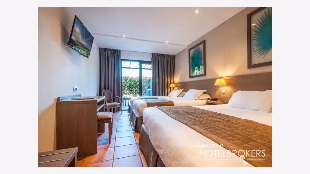 Vente hôtel *** de 40 chambres face à la mer Corse