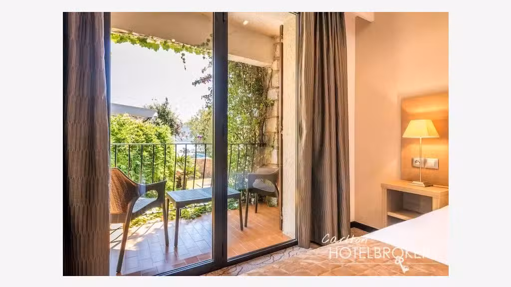 Vente hôtel *** de 40 chambres face à la mer Corse